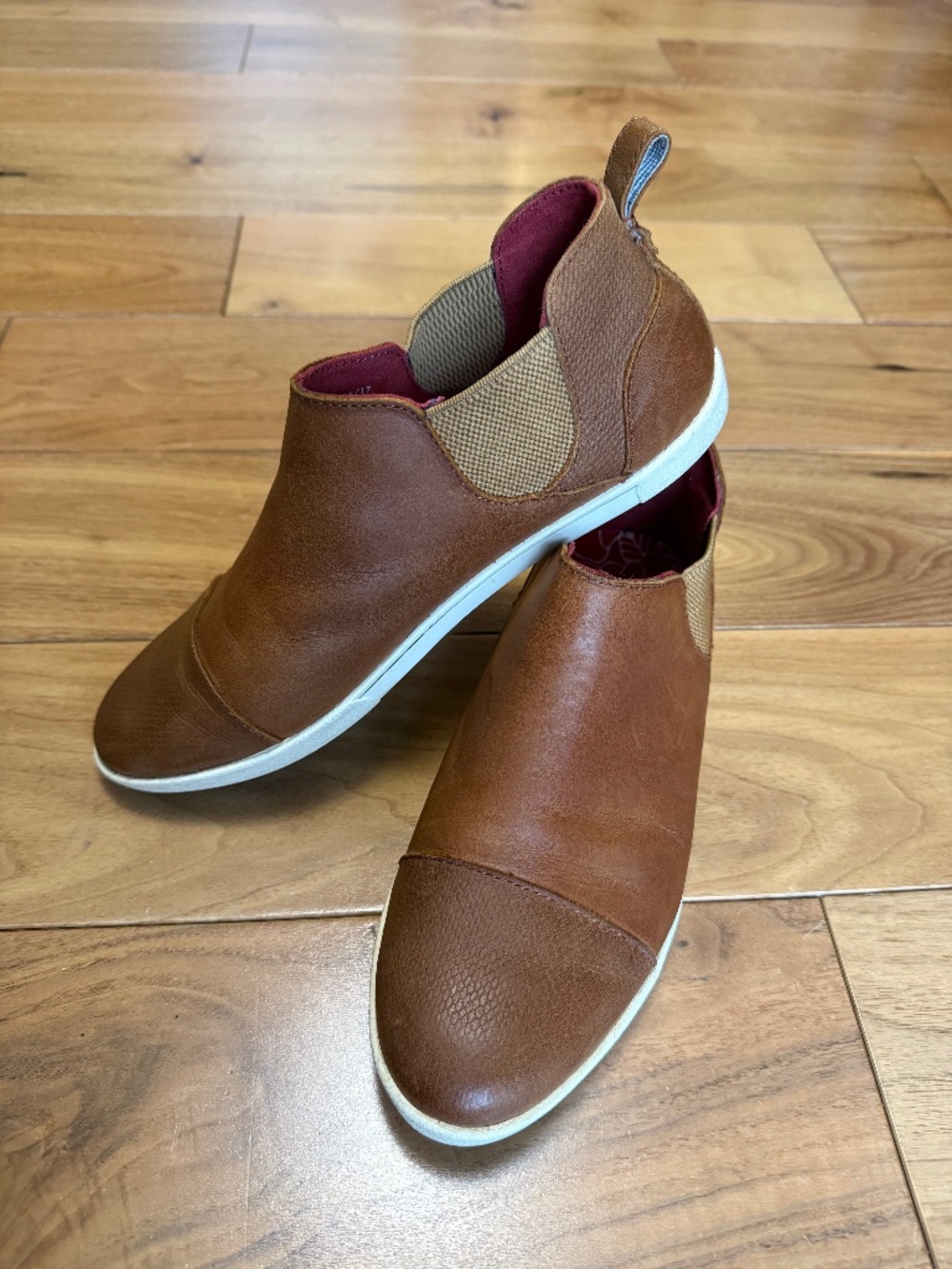 Olukai Pehuea Chelsea Slip-On Sneakers Tan Leather Women's Size 8.5 / EU 38.5